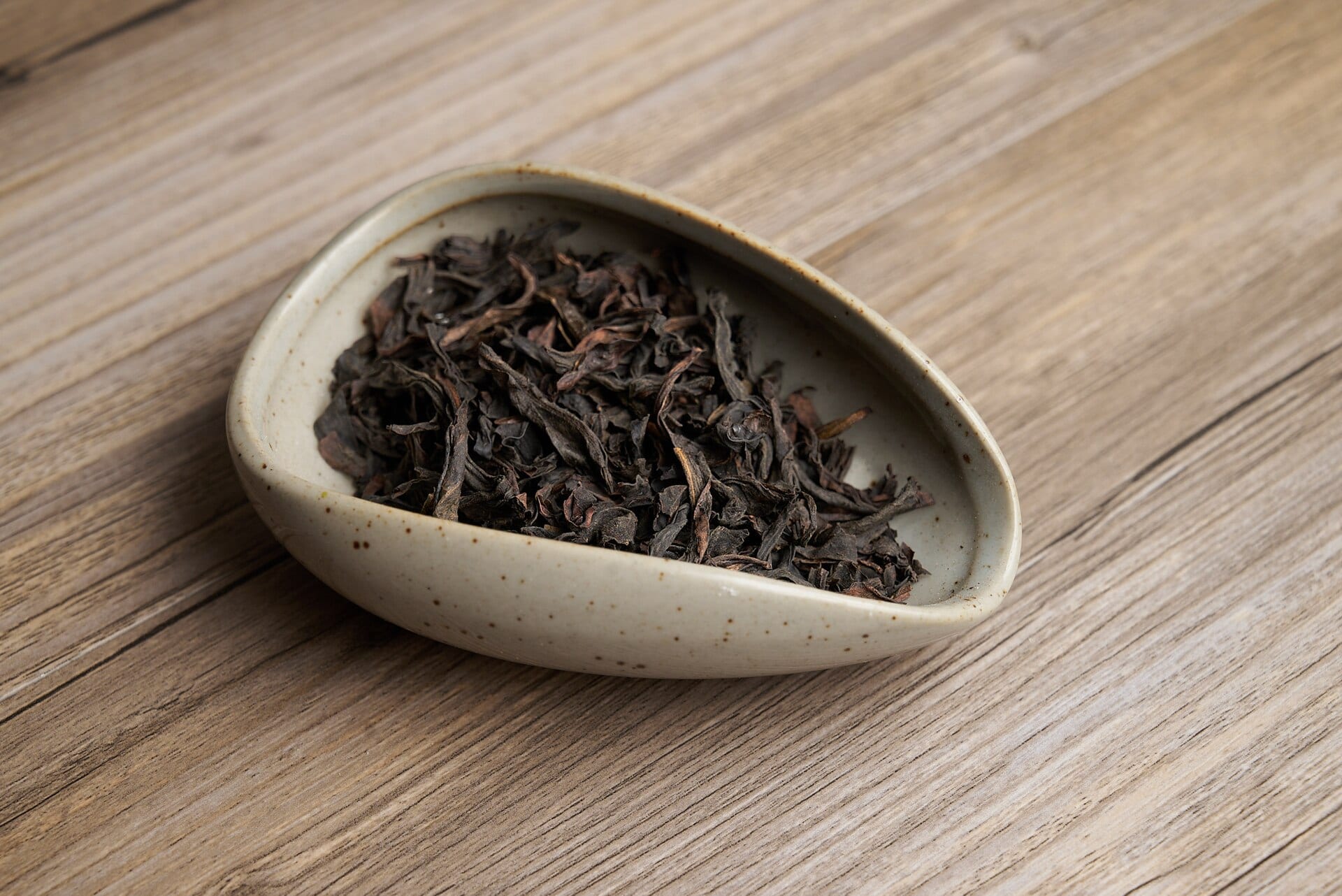 Dark, twisted leaves of roasted Wuyi rock oolong tea.