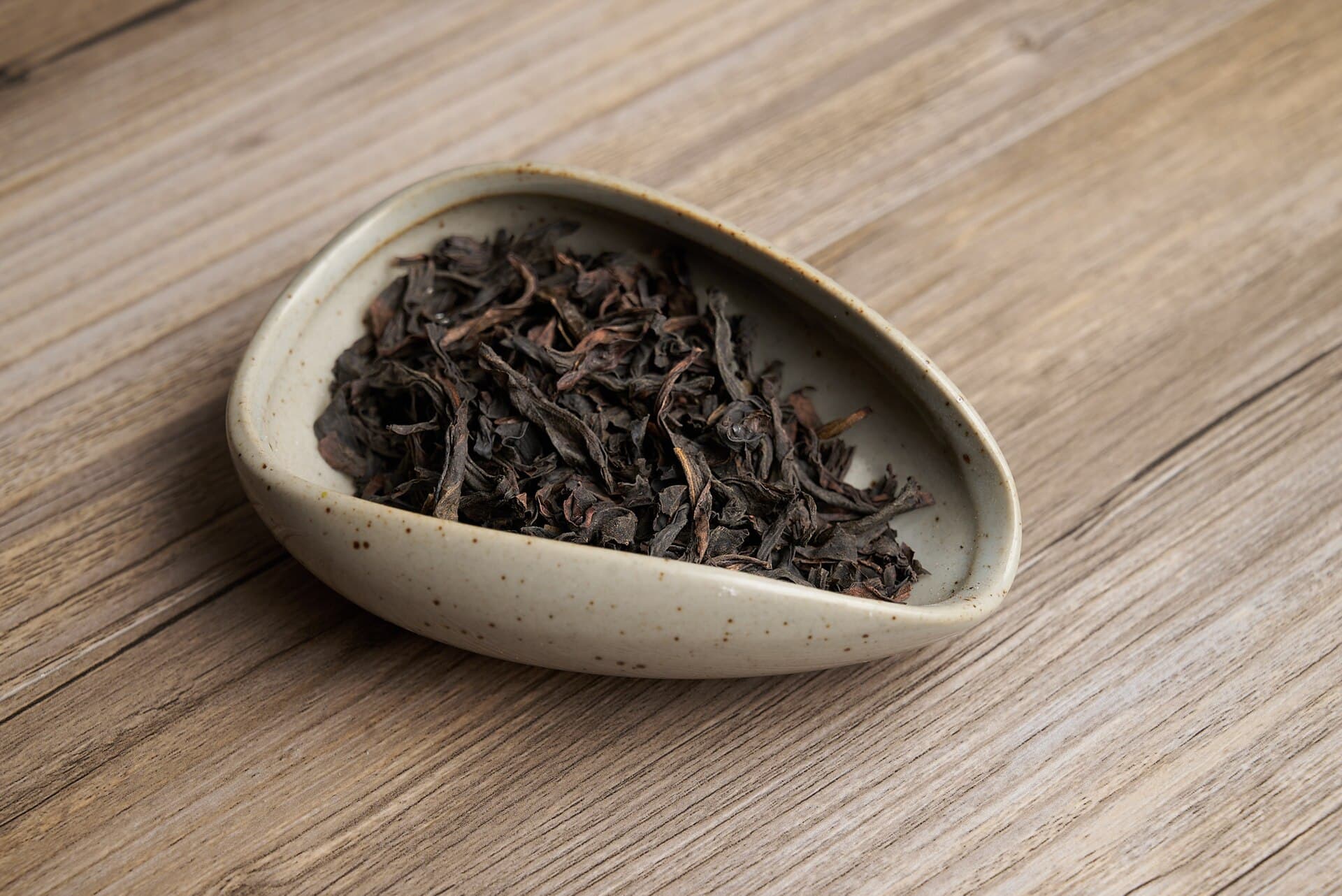 Dark, twisted leaves of roasted Wuyi rock oolong tea.